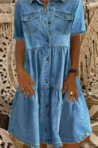 Robe courte en denim, manches courtes, avec poches latérales et fermeture bouton, idéale pour un style décontracté.