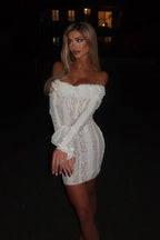 Robe courte en dentelle blanche, à épaules dénudées, avec un design floral délicat et des détails en crochet.