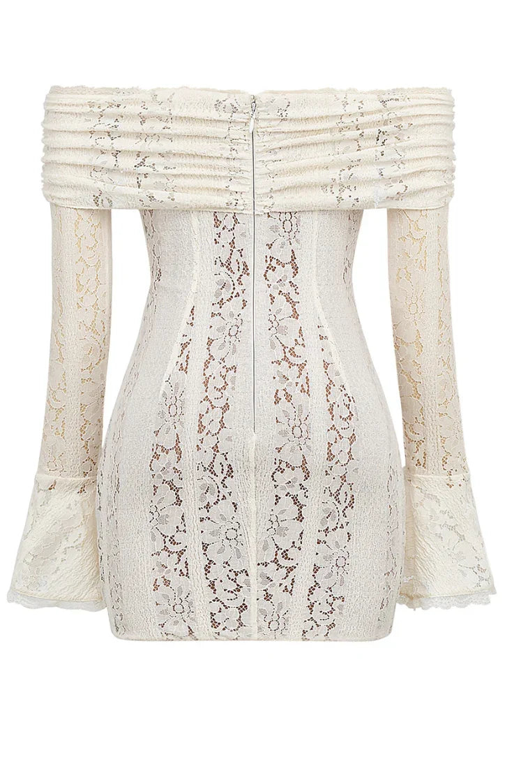 Robe courte en dentelle blanche avec épaules dénudées et détails en crochet, parfaite pour une tenue estivale.