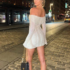 Robe courte en dentelle blanche avec épaules dénudées, manches courtes, et détails floraux délicats.