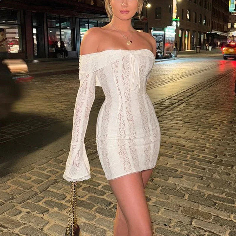 Robe courte en dentelle blanche, épaules dénudées, avec détails floraux et doublure légère pour un look délicat.