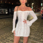 Robe courte en dentelle blanche, taillée à épaules dénudées, détaillant un design délicat et raffiné pour un look élégant.