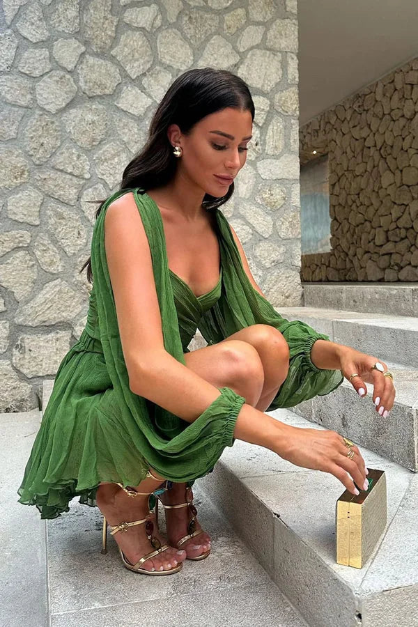 Robe courte femme en tissu léger, manches longues fluides et coupe élégante, parfaite pour une tenue décontractée.