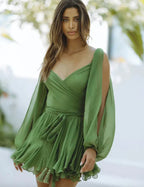 Robe courte femme en tissu léger, manches longues fluides, découpe élégante et ceinture ajustable à la taille.