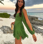 Robe courte femme en tissu léger, manches longues fluides et coupe évasée, idéale pour une silhouette élégante et…