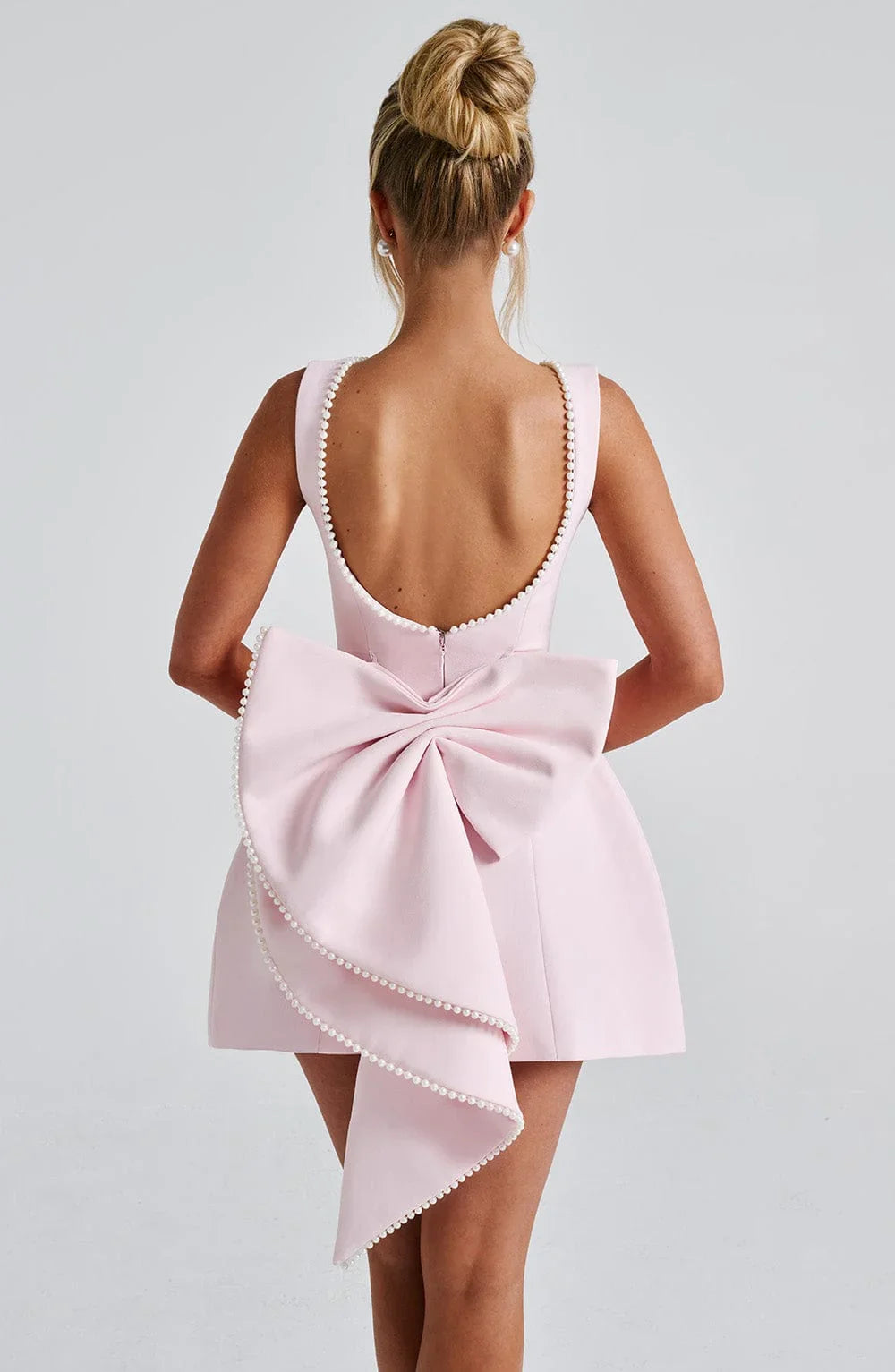 Robe courte femme en coton avec nœud décoratif au dos, parfaite pour les occasions estivales ou décontractées.