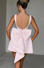 Robe courte femme en coton avec nœud décoratif au dos et détails élégants, parfaite pour les occasions décontractées.