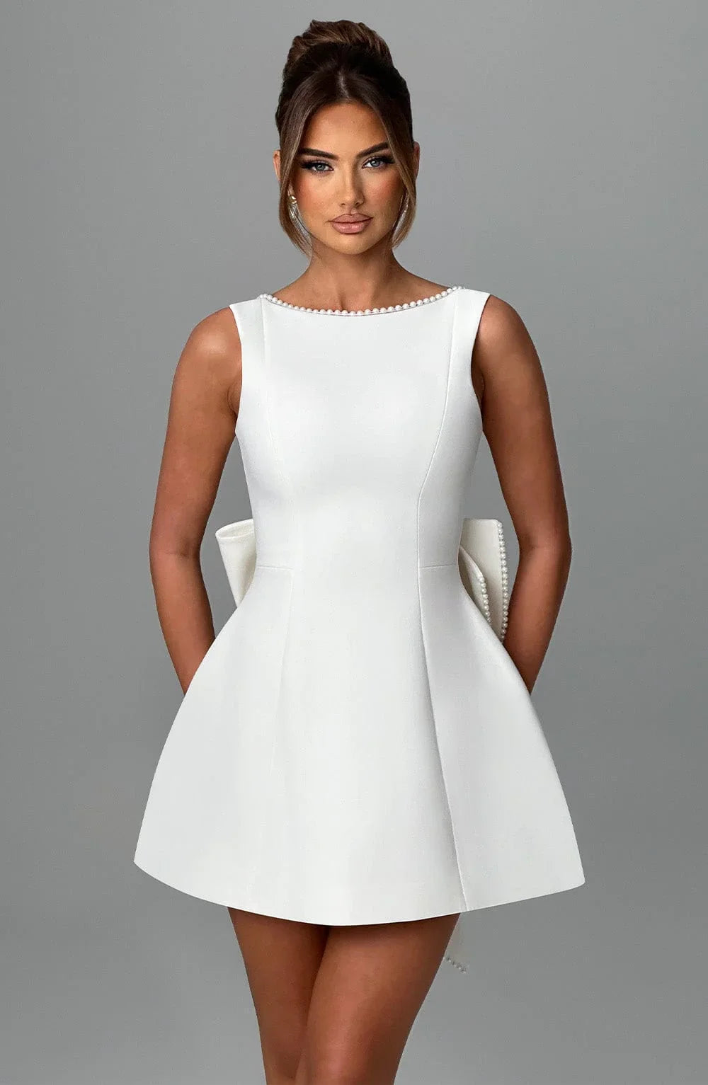 Robe courte femme en coton avec nœud décoratif au dos, style élégant et confortable, idéale pour diverses occasions.