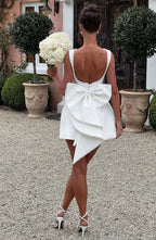 Robe courte femme en coton léger, avec nœud décoratif au dos et coupe élégante, parfaite pour les occasions décontractées.
