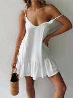 Robe courte en coton léger avec fines bretelles, détail volanté et col V, idéale pour l'été à la plage.
