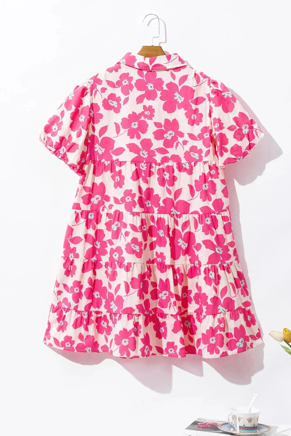 Robe courte rose à fleurs avec volants et manches bouffantes, en tissu léger, idéale pour le quotidien estival.