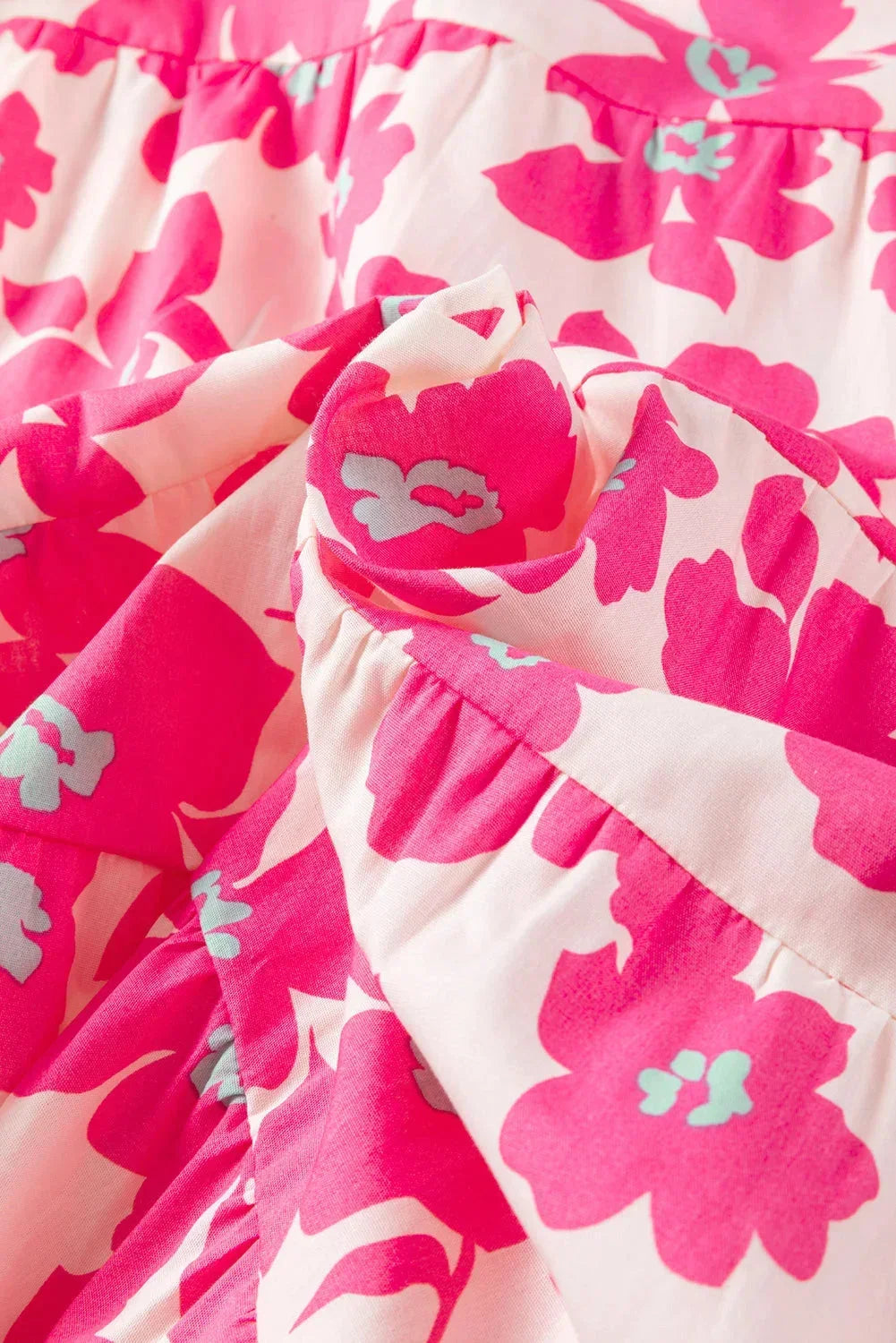 Robe courte fleurie rose en coton léger avec volants et manches bouffantes, idéale pour des sorties estivales décontractées.