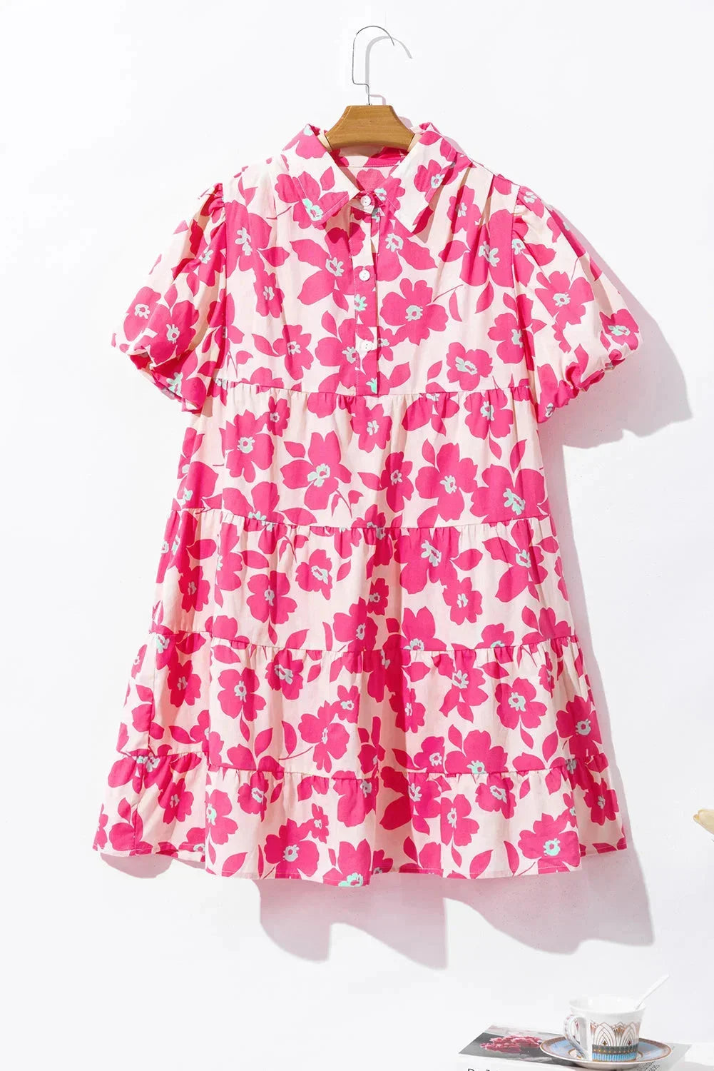 Robe courte fleurie rose en coton, manches bouffantes et volants, idéale pour un look estival décontracté.
