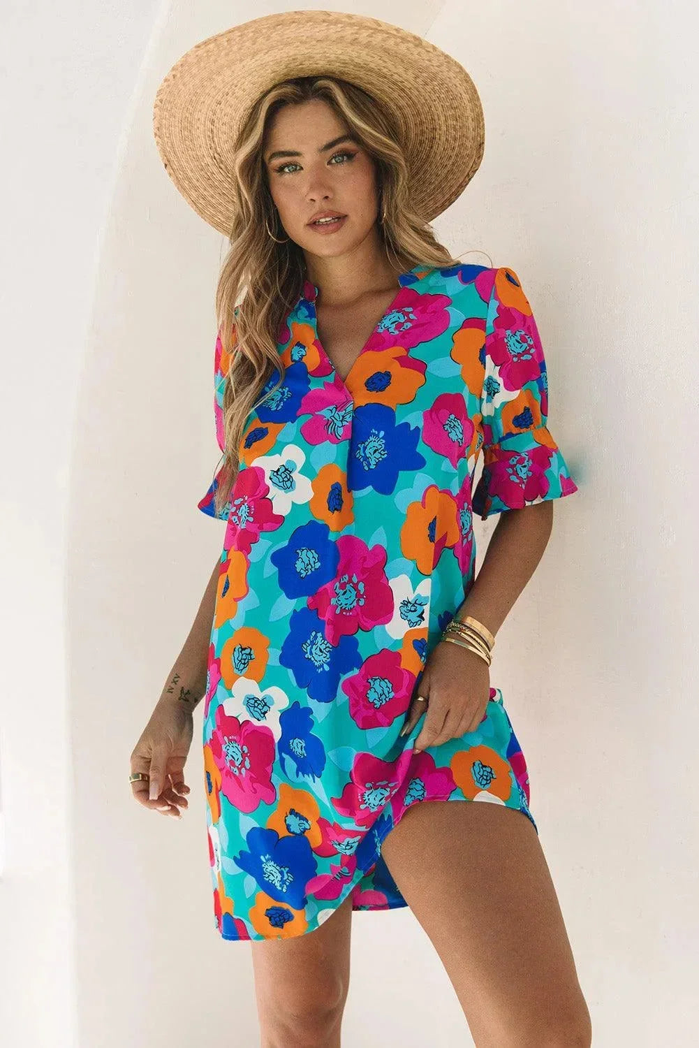 Robe courte à fleurs col V, manches 3/4, en coton léger, idéale pour les journées d'été et la plage.