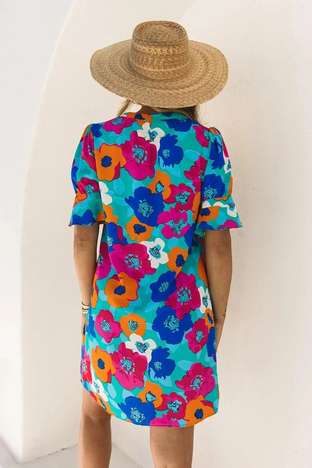 Robe courte imprimée avec fleurs, col V, manches 3/4, en coton léger, idéale pour l'été et les vacances à la plage.