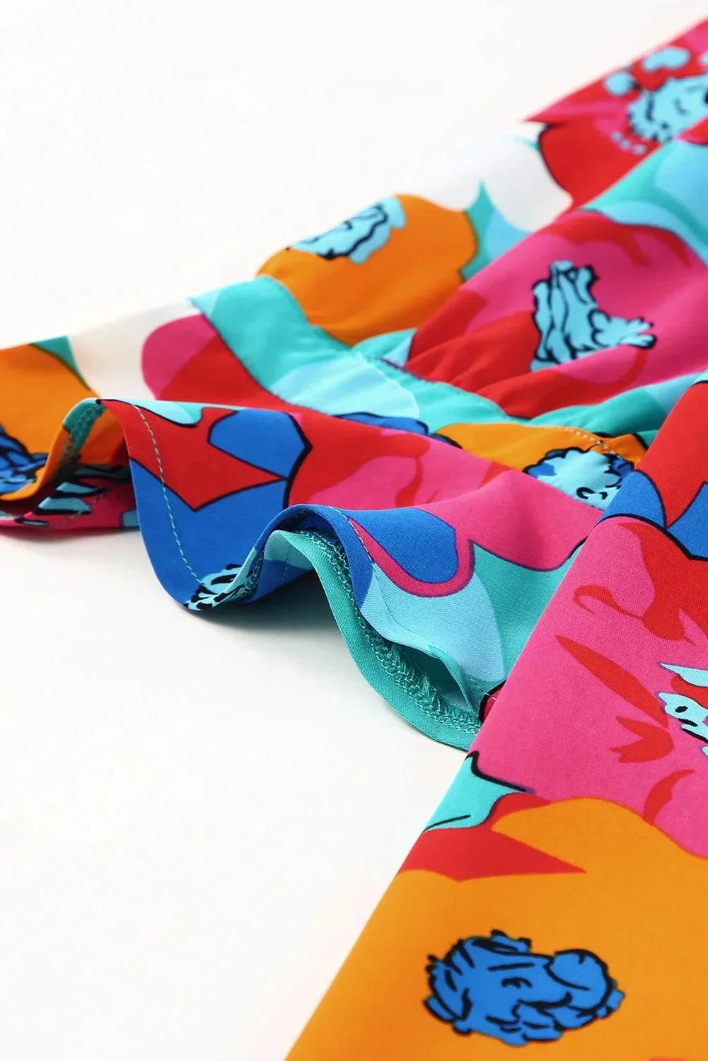 Robe courte à fleurs, col V, manches 3/4, en tissu léger idéal pour l'été et les journées à la plage.