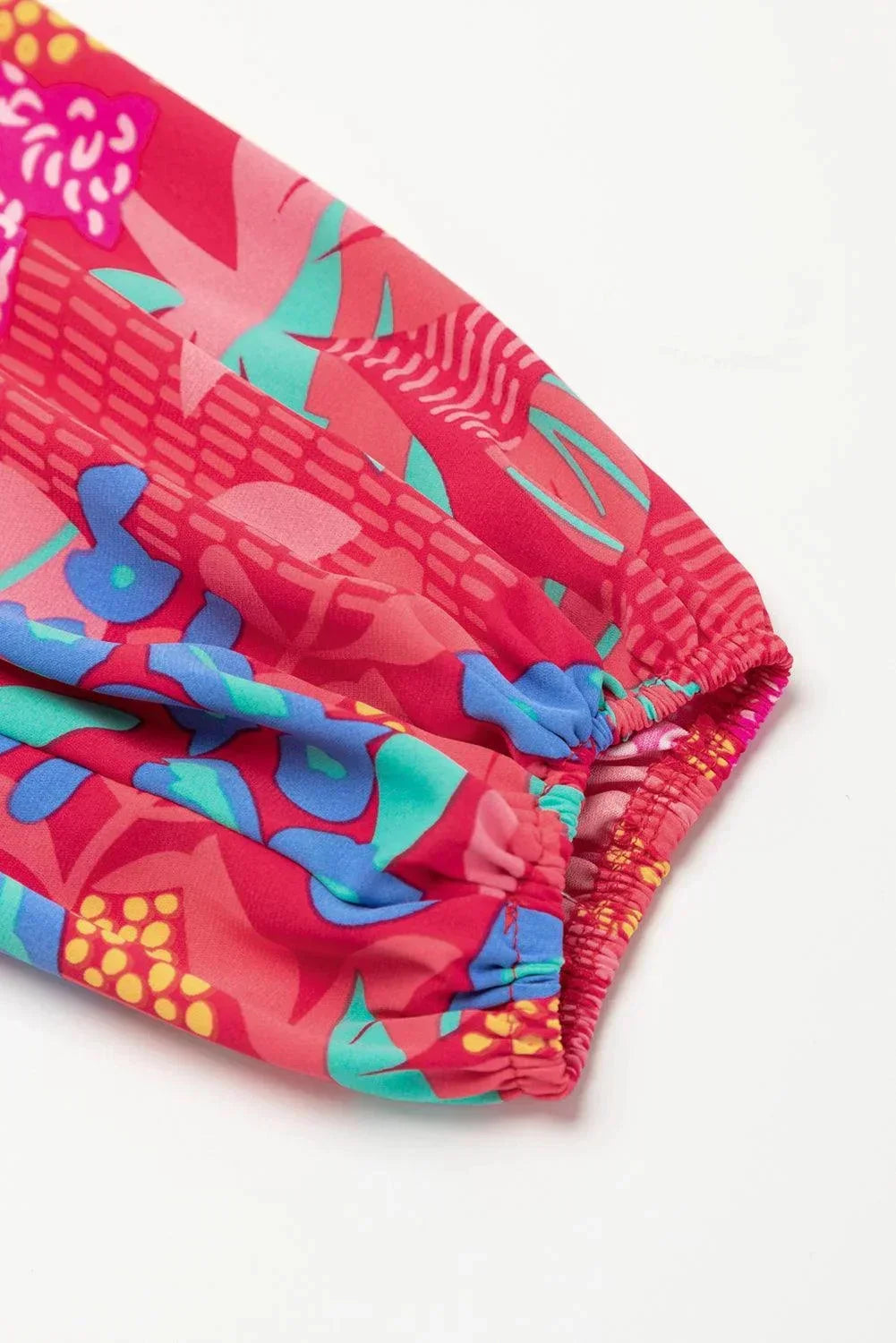 Robe courte rose vif à imprimé floral, manches évasées, en coton léger, idéale pour les journées d'été.