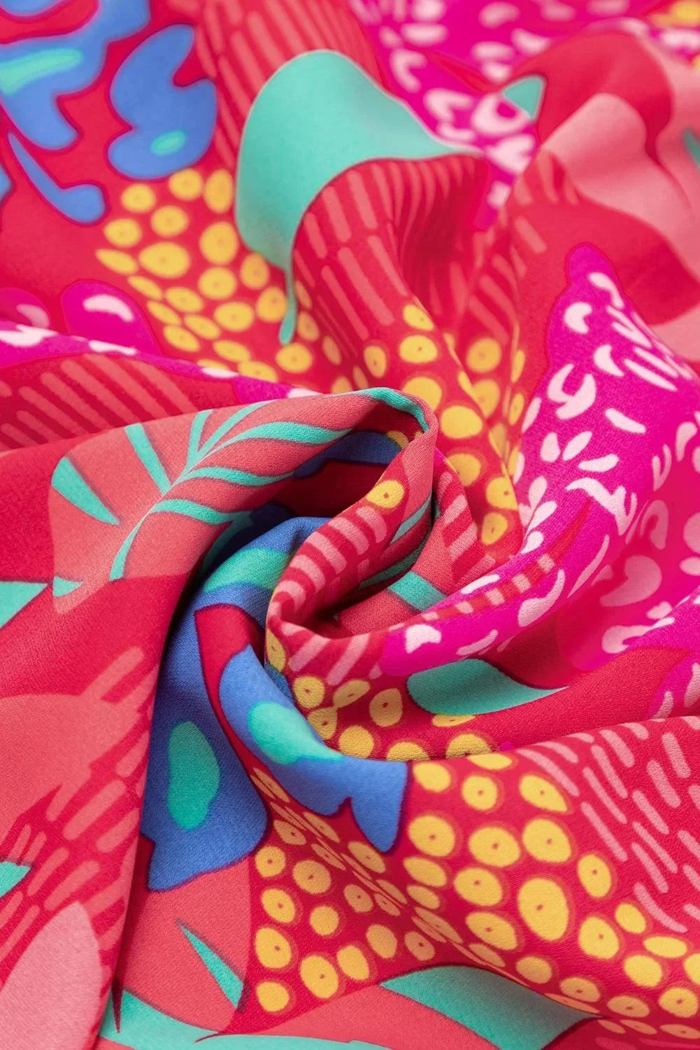 Robe courte rose vif à manches évasées, en tissu léger idéal pour l'été, avec un imprimé coloré et un design décontracté.