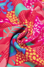 Robe courte rose vif à manches évasées, en tissu léger idéal pour l'été, avec un imprimé coloré et un design décontracté.