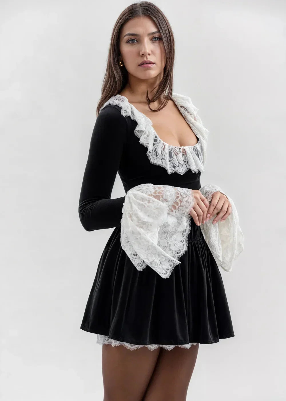 Robe courte noire avec manches longues en dentelle volumineuse et col carré, parfaite pour une soirée élégante.