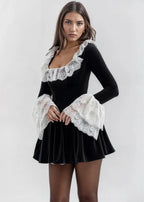 Robe courte noire à manches longues en dentelle volumineuse avec col carré, idéale pour les soirées.