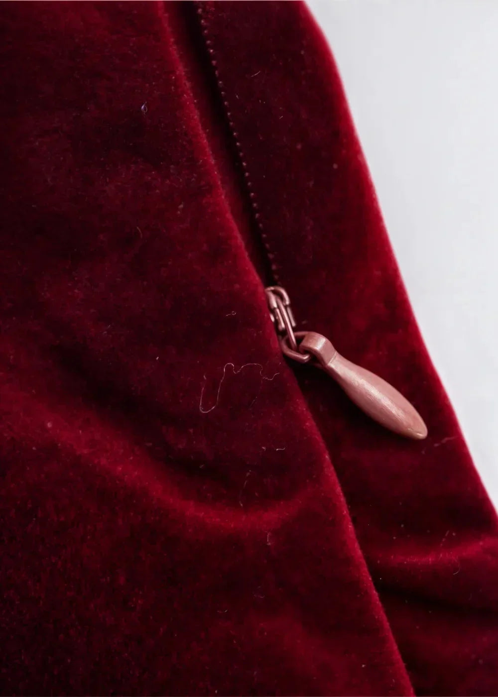 Robe courte patineuse en velours bordeaux avec col V, idéale pour des soirées élégantes et confortables.