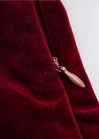 Robe courte patineuse en velours bordeaux avec col V, idéale pour des soirées élégantes et confortables.