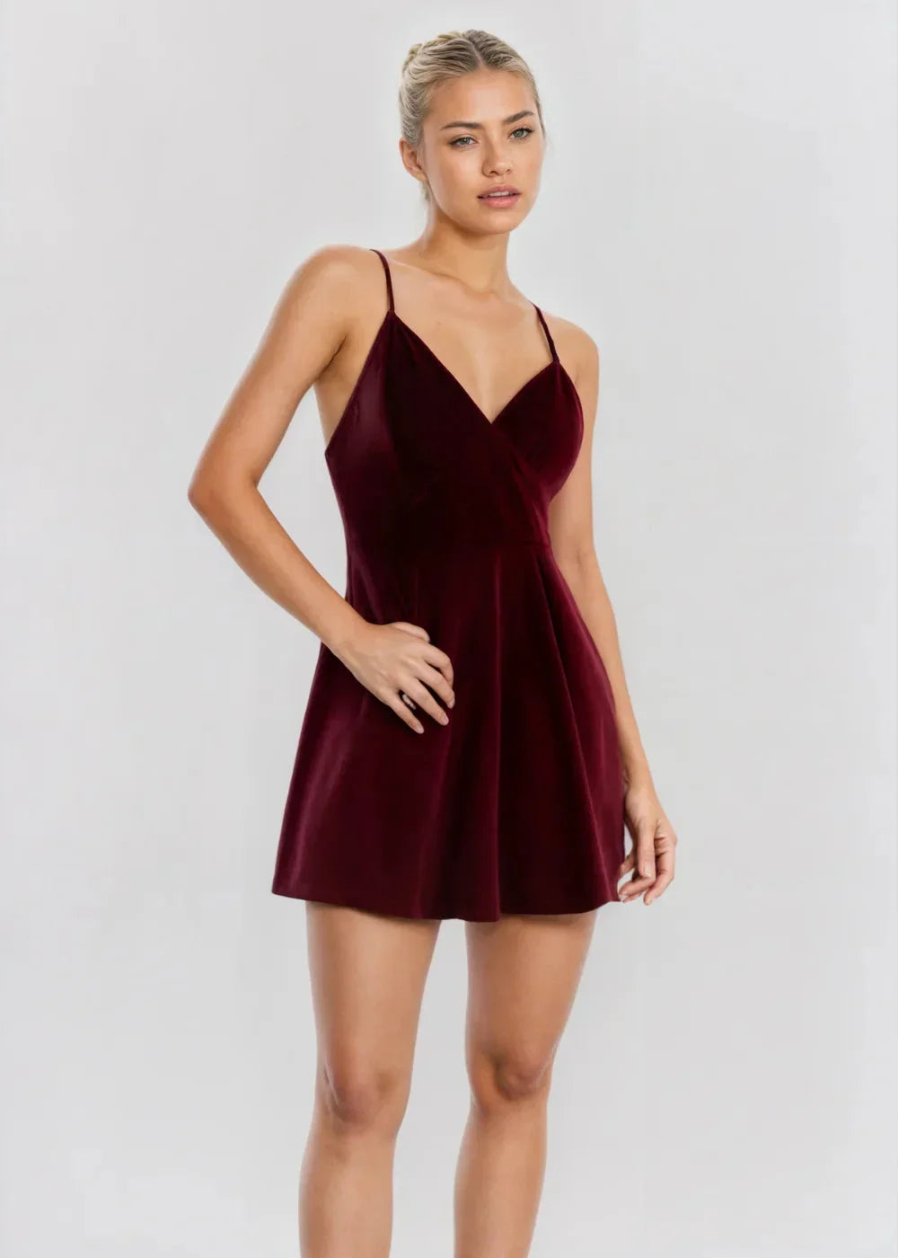 Robe courte patineuse en velours bordeaux avec col V, idéale pour une soirée, offrant un design élégant et confortable.