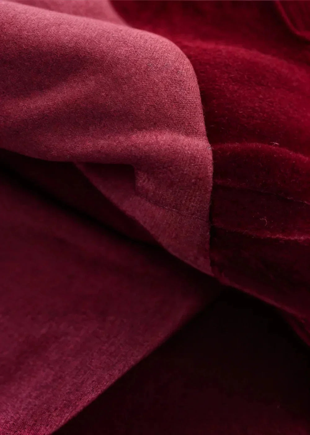 Robe courte patineuse en velours bordeaux avec col V, parfaite pour des soirées élégantes et comfortable à porter.