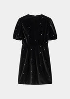 Robe courte à pois avec nœuds, manches bouffantes, en tissu léger, idéale pour une soirée. Design élégant et féminin.