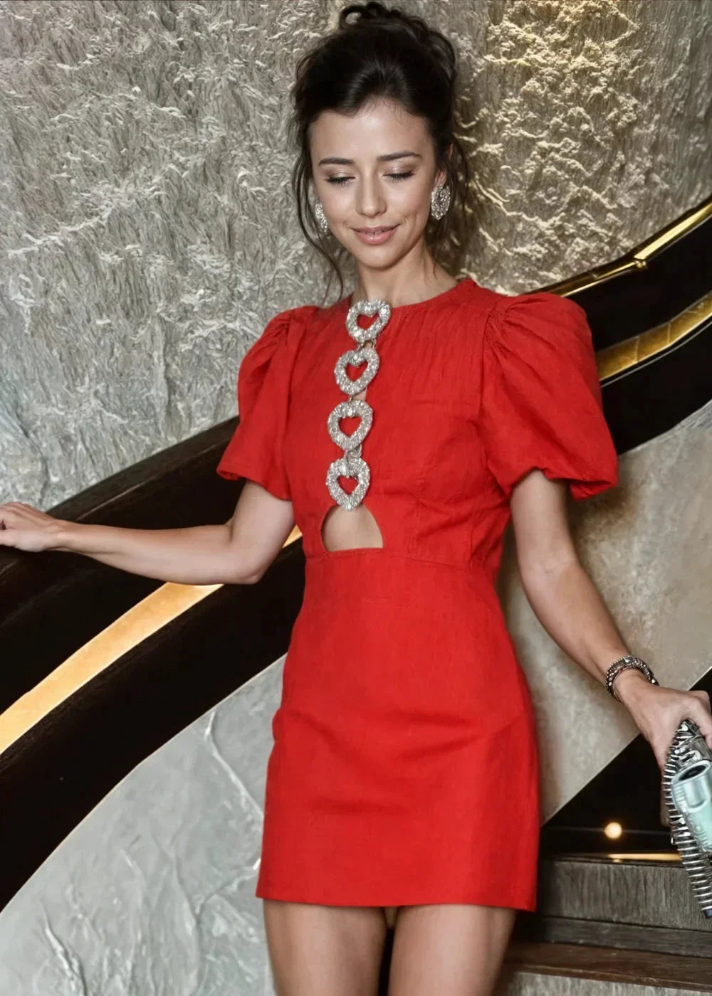 Robe courte à pois avec nœuds et manches bouffantes, confectionnée en coton léger, parfaite pour une soirée estivale.