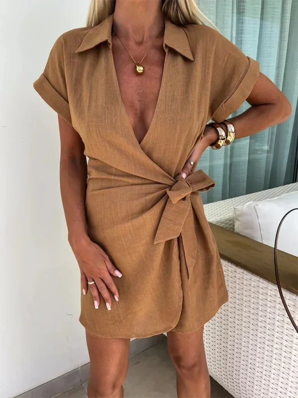 Robe portefeuille courte en tissu fluide, manches courtes, col V, ceinture, idéale pour l'été, disponible en plusieurs…