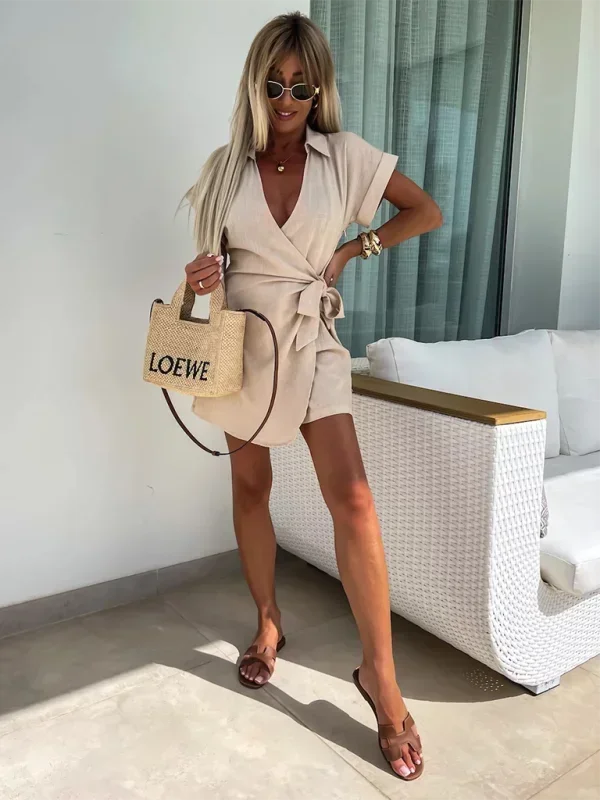 Robe portefeuille courte en tissu fluide, col V, manches courtes, ceinture, disponible en plusieurs couleurs pour l'été.