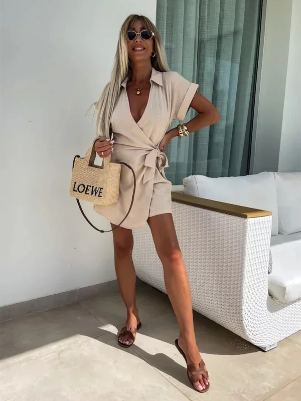 Robe portefeuille courte, manches courtes, col V, ceinture, tissu fluide, idéale pour l'été, disponible en plusieurs…