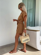 Robe portefeuille courte, manches courtes, col V, ceinture, en tissu fluide, parfaite pour l'été, disponible en diverses…