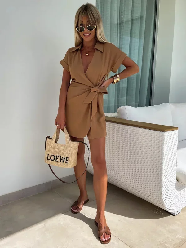 Robe courte portefeuille à manches courtes en tissu fluide, col V avec ceinture, parfaite pour l'été, disponible en…