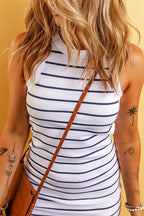 Robe courte rayée sans manches en coton léger, parfaite pour les journées d'été à la plage avec un col rond classique.