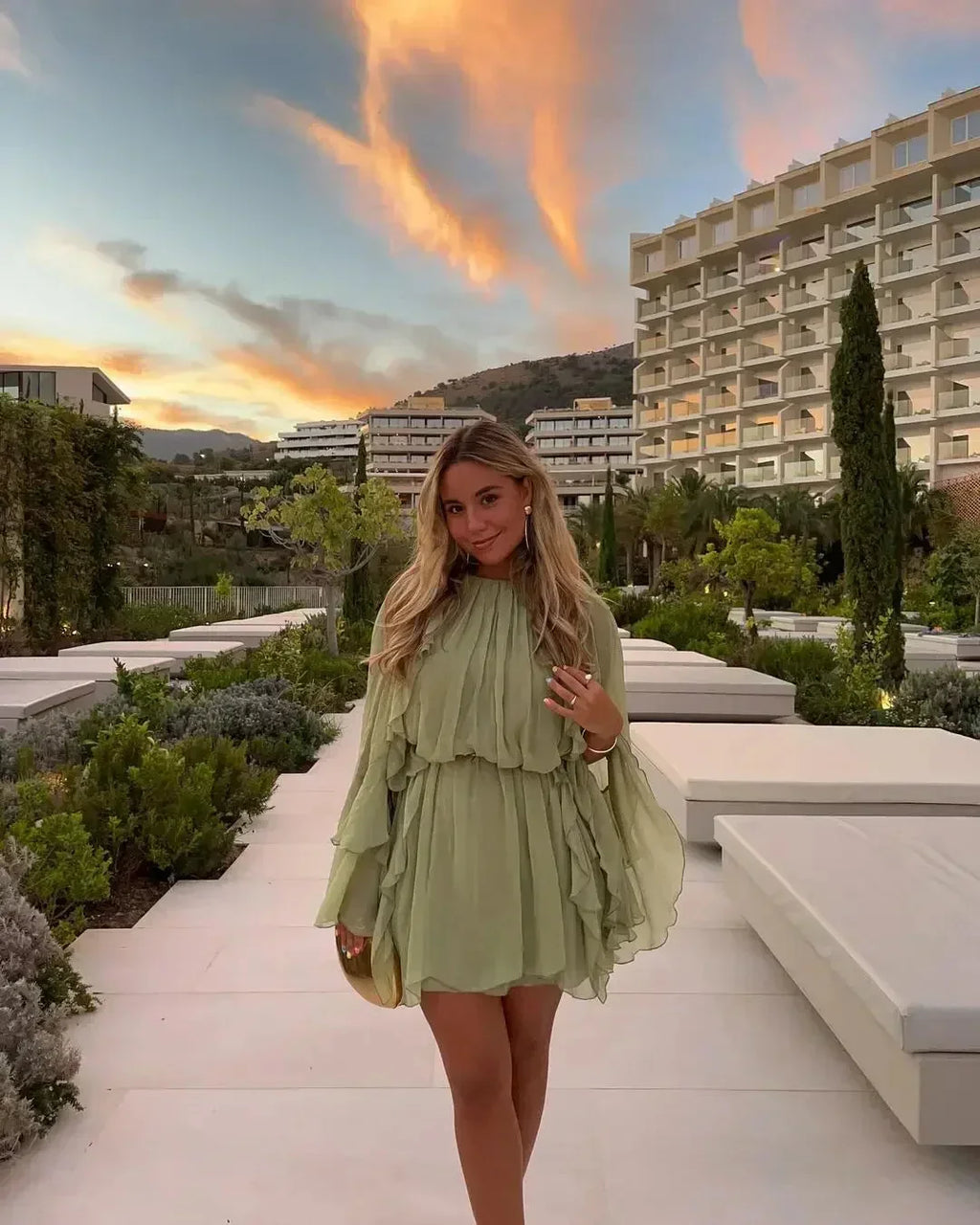 Robe courte légère en tissu fluide, avec volants et manches longues, idéal pour les soirées d'été.