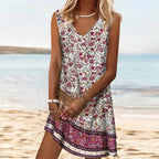 Robe courte sans manches en coton léger, imprimé floral vif, col V, idéale pour une journée d'été à la plage.