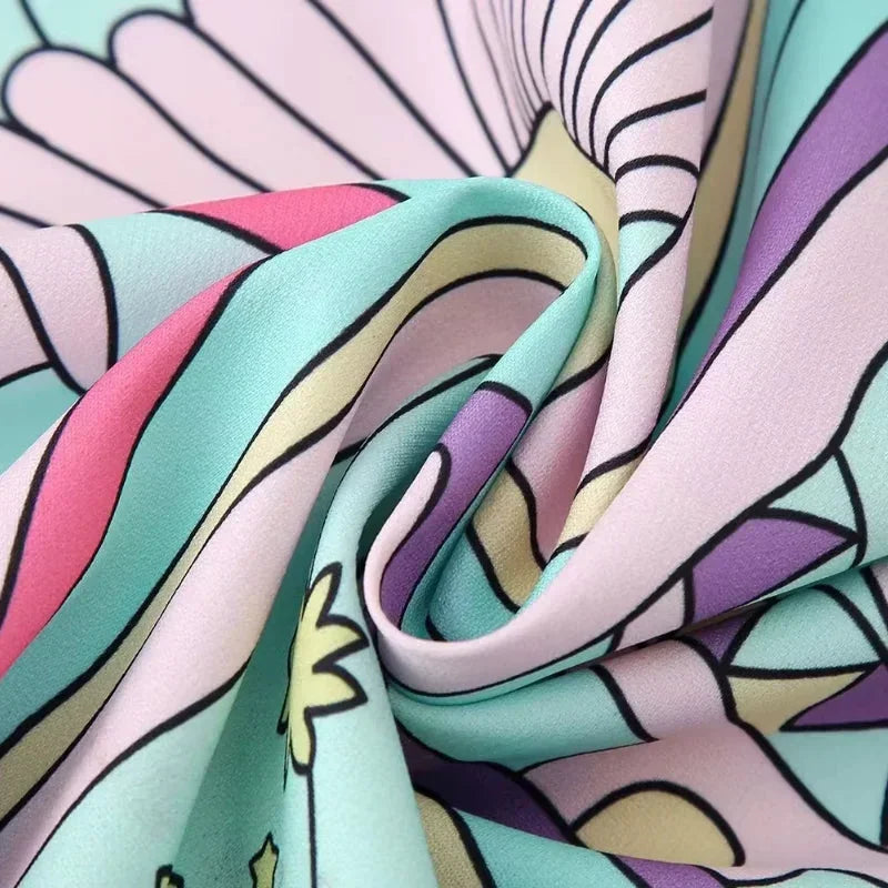 Robe courte sans manches en tissu léger, imprimé sirène pastel, idéale pour l'été à la plage ou en vacances.