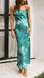 Robe longue sans bretelles en satin-look, motif floral, idéale pour les soirées d'été, avec une coupe fluide et élégante.