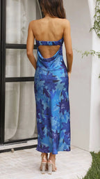 Robe longue florale sans bretelles en satin, idéale pour l'été, avec un design fluide et des motifs colorés.