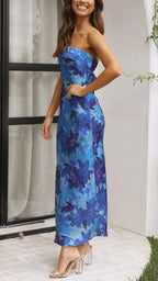 Robe longue florale sans bretelles en satin, idéale pour l'été, avec des motifs colorés et une coupe fluide.