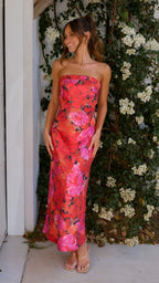 Robe longue sans bretelles en satin, avec motifs floraux, idéale pour les soirées d'été. Design fluide et élégant.