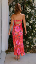 Robe sans bretelles en satin-look, à motifs floraux, idéale pour l'été et les soirées, avec une coupe maxi flatteuse.