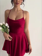 Robe dos nu femme en tissu léger, bretelles ajustables et jupe évasée pour un look décontracté et élégant.