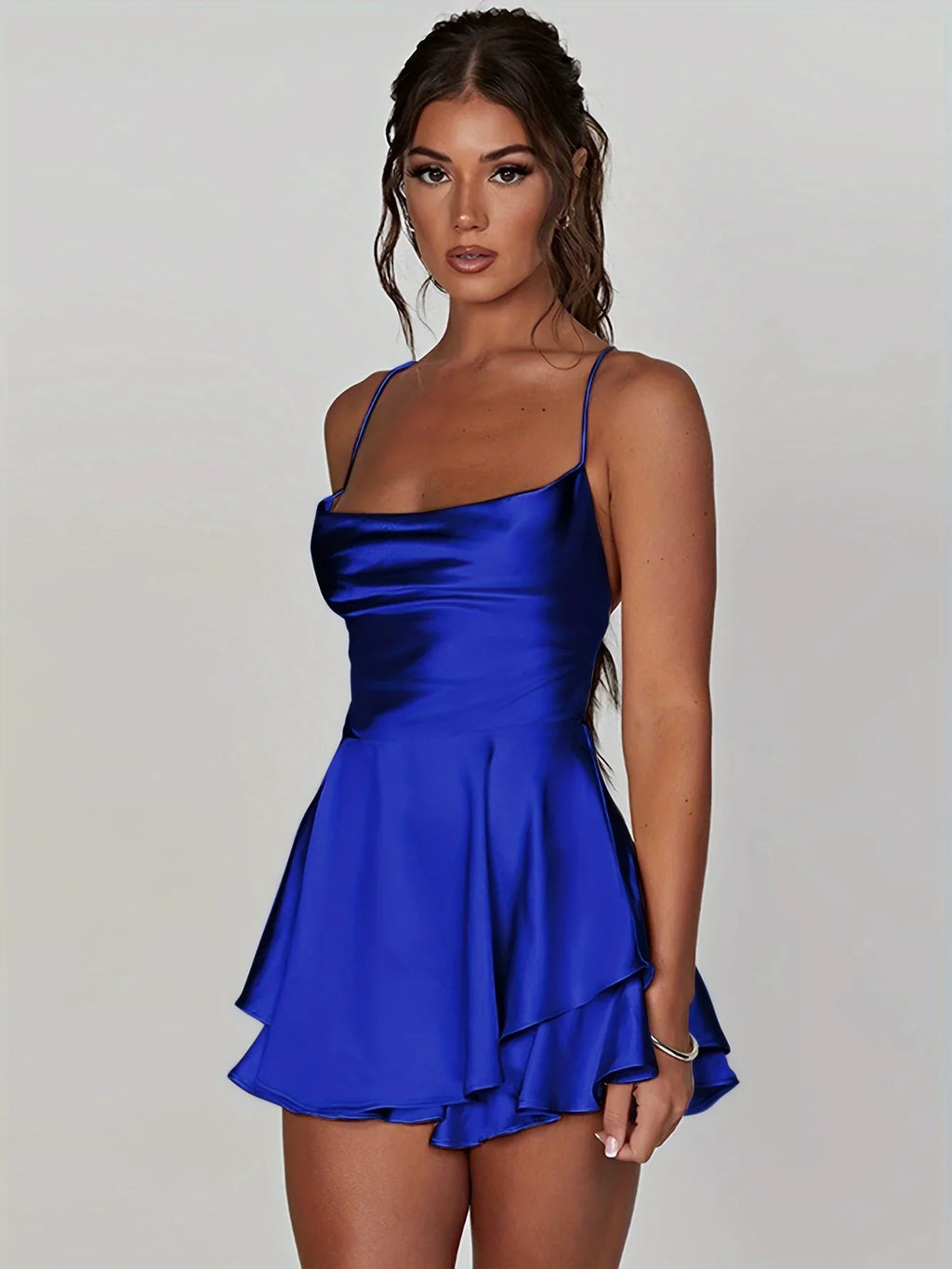 Robe dos nu femme, bretelles fines, jupe évasée, en coton léger, idéale pour les journées d'été.