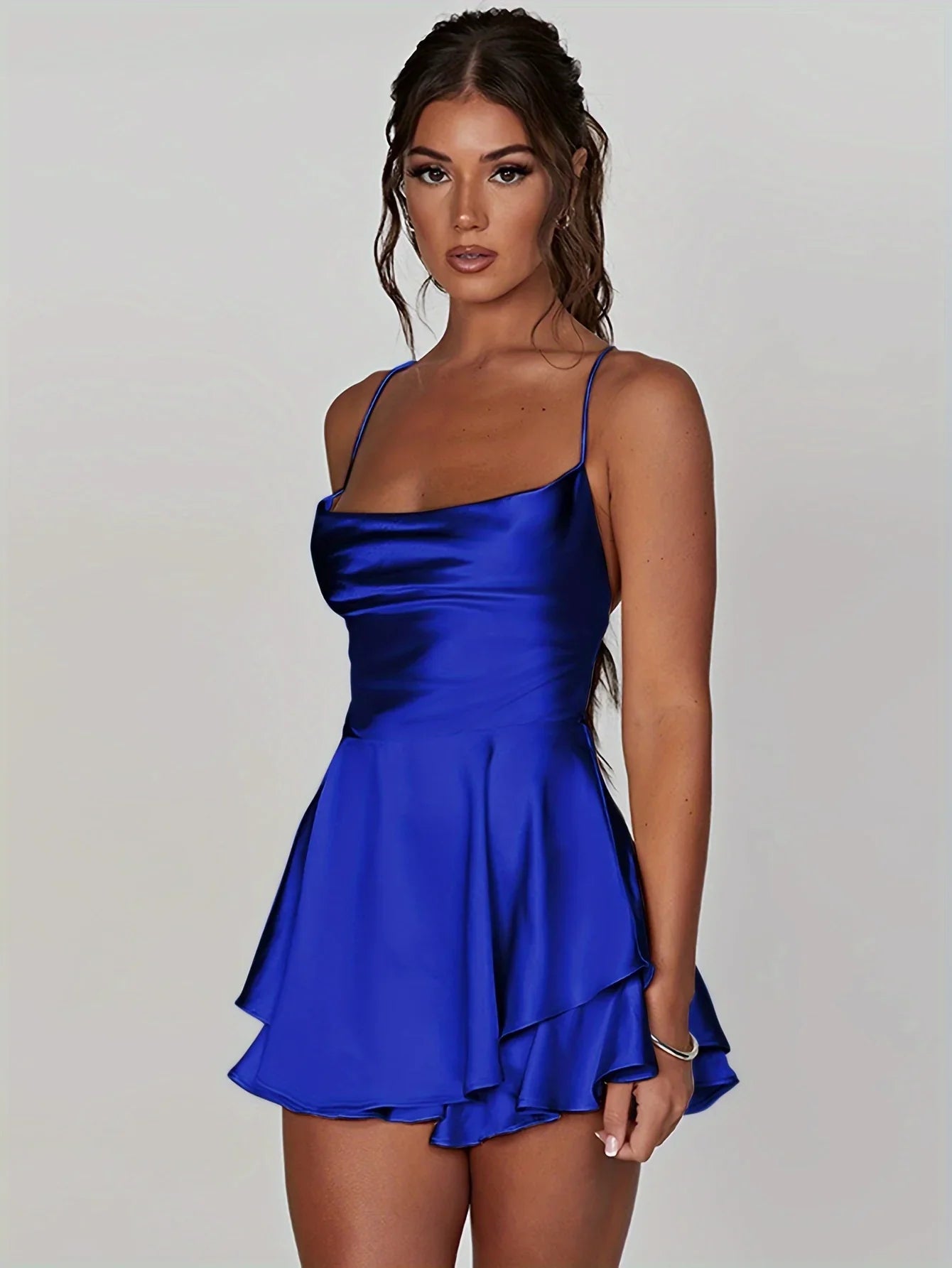 Robe dos nu femme, bretelles fines, jupe évasée, en coton léger, idéale pour les journées d'été.