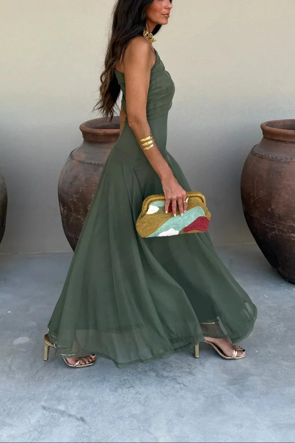 Robe d'été femme plissée, une épaule, en coton léger, avec un design élégant et fluide pour un confort estival.