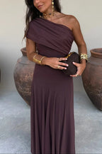 Robe d'été femme plissée marron à une épaule, en tissu léger avec un élégant drapé et un style asymétrique.